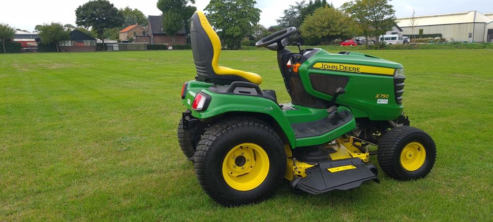 John Deere X750 - Photo 2